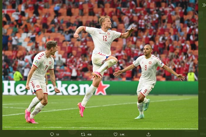 Mantan rekan Ezra Walian, Kasper Dolberg (tengah), merayakan golnya ke gawang Timnas Wales, Sabtu (27/6/2021) malam WIB, dan membawa Denmark menang 4-0.