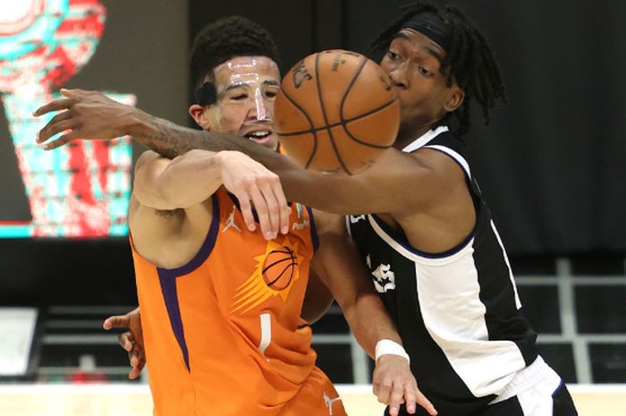 Shooting guard Phoenix Suns, Devin Booker, berjibaku dengan pemain LA Clippers, Terance Mann, pada gim ketiga final Wilayah Barat NBA 2021.