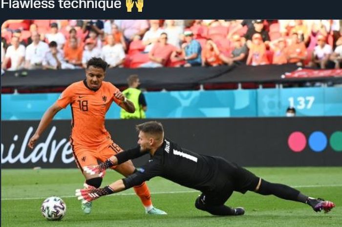 Donyell Malen gagal mengelabui kiper untuk cetak gol dalam duel Belanda vs Republik Ceska di babak 16 besar Euro 2020.