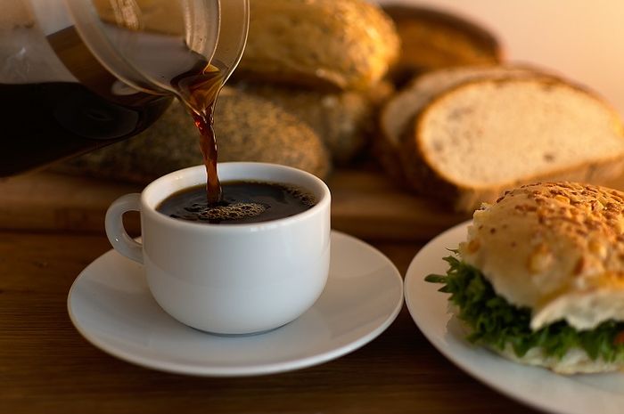 Mengonsumsi kopi hitam tanpa gula di pagi hari dapat meningkatkan kinerja fisik.