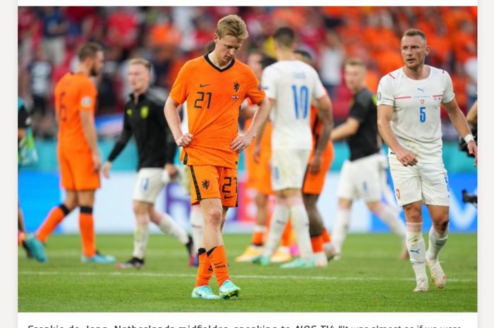 Gelandang tim Belanda, Frenkie De Jong (21), usai dikalahkan Republik Ceska pada babak 16 Besar EURO 2021, Minggu (27/6/2021) di Ferenc Puskas Stadium, Budapest, Hungaria.