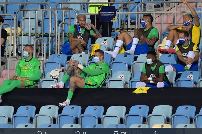 Neymar hanya duduk-duduk di tribun saat Brasil mengalahkan Ekuador di Copa America 2021, Minggu (27/6/2021).