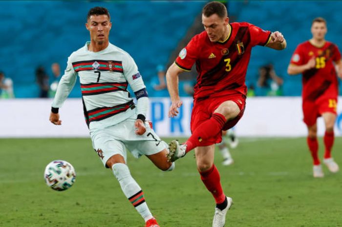 Momen duel antara mantan bek timnas Belgia, Thomas Vermaelen dengan kapten timnas Portugal, Cristiano Ronaldo.