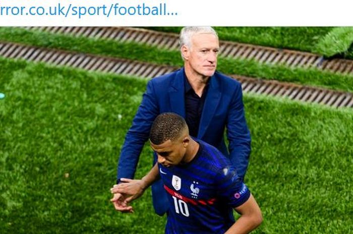 Pelatih timnas Prancis, Didier Deschamps, bersalaman dengan Kylian Mbappe seusai laga 16 besar EURO 2020 kontra timnas Swiss di Stadion National Arena Bucharest, Senin (28/6/2021).