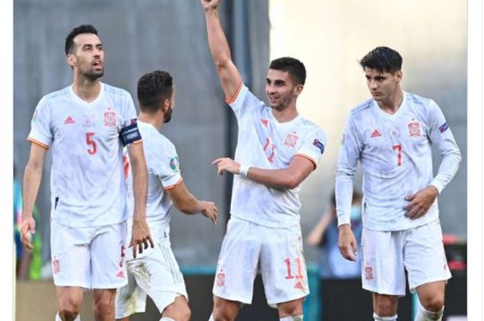 Pemain timnas Spanyol merayakan gol yang dicetak Ferran Torres (kedua dari kanan) ke gawang timnas Kroasia dalam laga babak 16 besar EURO 2020.