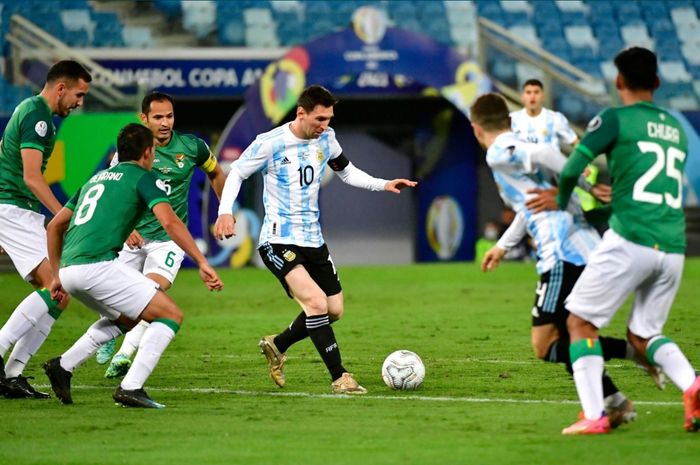 Momen Lionel Messi mendapat hadangan dari pemain Bolivia pada laga terakhir Grup A Copa America 2021.