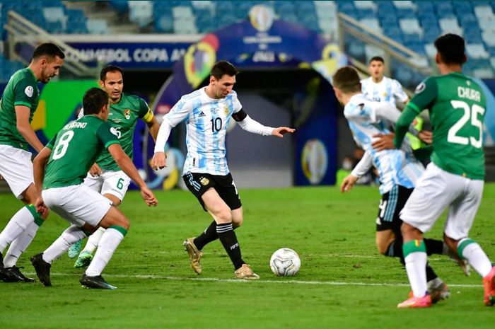 Momen Lionel Messi mendapat hadangan dari pemain Bolivia pada laga terakhir Grup A Copa America 2021.