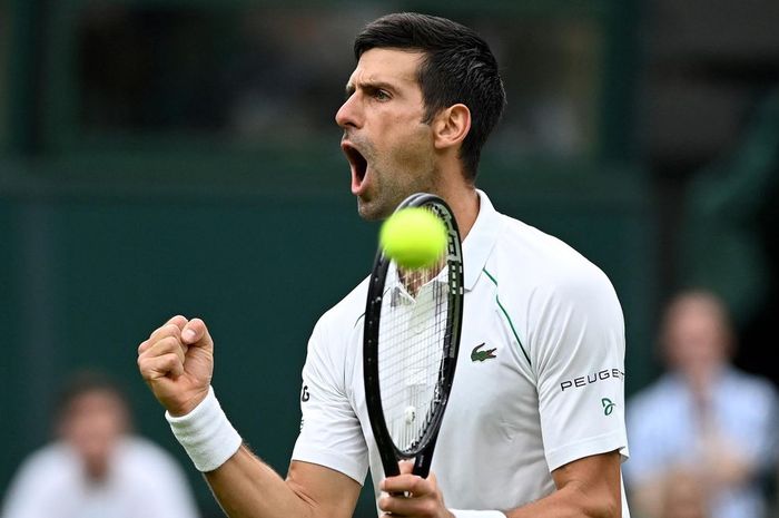 Petenis tunggal putra nomor satu dunia asal Serbia, Novak Djokovic, bereaksi usai meraih poin atas sang lawan, Jack Draper, pada babak kesatu Wimbledon 2021.