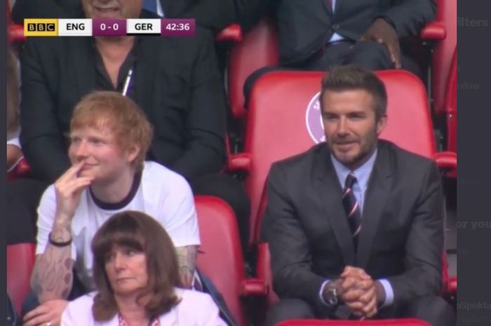Ed Sheeran (kiri) dan David Beckham nonton laga Inggris vs Jerman pada babak 16 besar Euro 2020 di tribune Stadion Wembley, 29 Juni 2021.