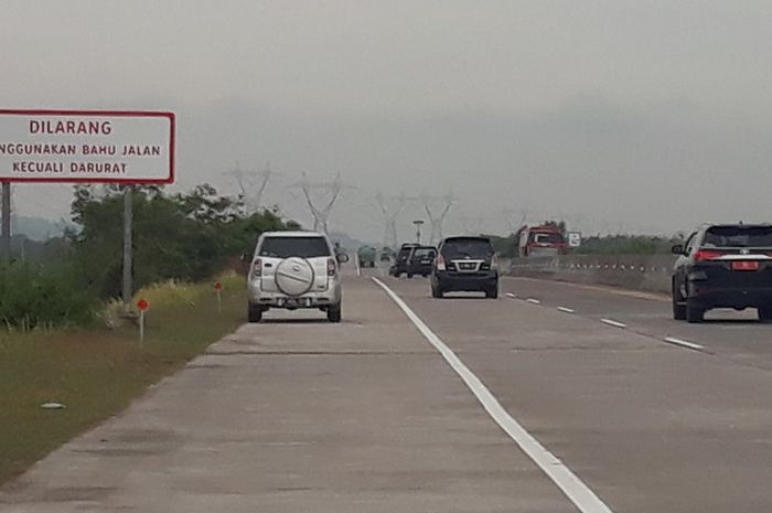 Mobil Trouble di Jalan Tol, Lakukan Ini Saat Berhenti di Bahu Jalan