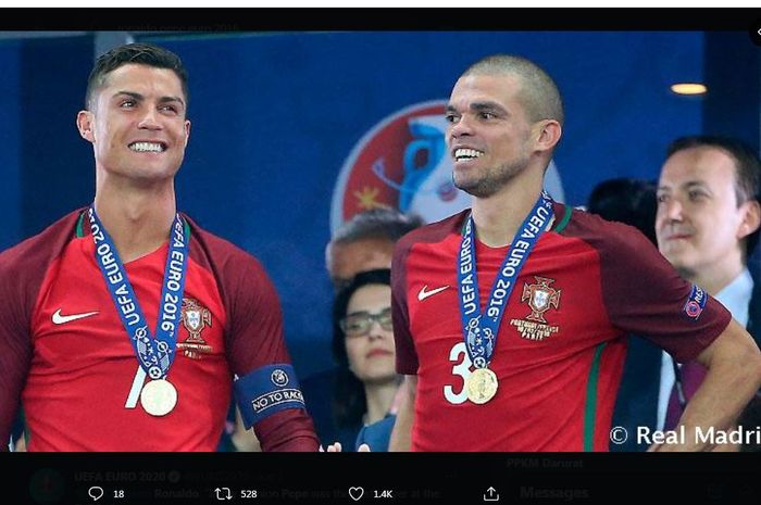 Cristiano Ronaldo dan Pepe berpose dengan medali juara Piala Eropa 2016 setelah memenangi Liga Champions di tahun yang sama dengan Real Madrid.