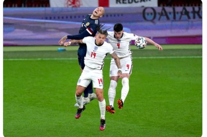 Aksi dua gelandang timnas Inggris, Declan Rice dan Kalvin Phillips dalam laga melawan timnas Skotlandia pada matchday 2 Grup D EURO 2020.