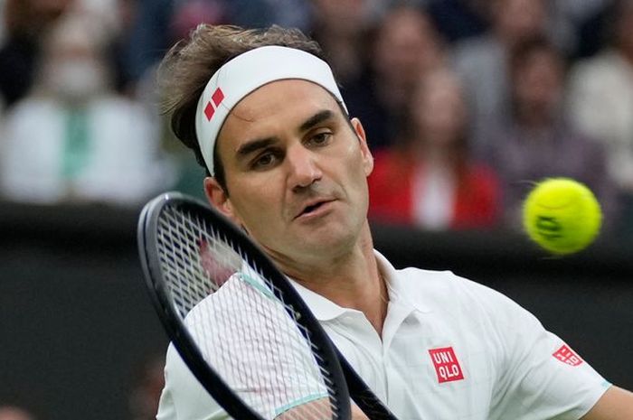 Petenis putra Swiss, Roger Federer, saat menjalani pertandingan Wimbledon 2021 di Centre Court.