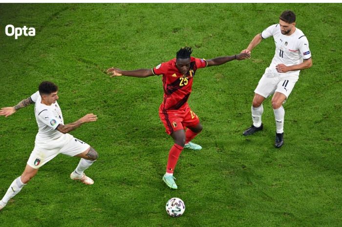 Aksi penyerang sayap timnas Belgia, Jeremy Doku, dikepung dua pemain Italia dalam laga perempat final Euro 2020.