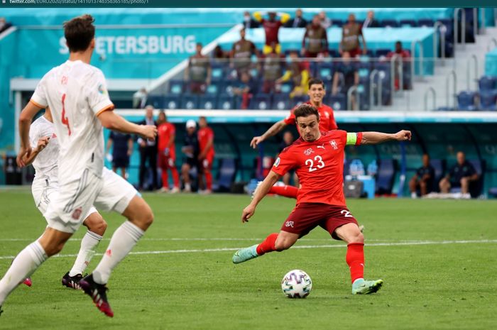 Momen terjadinya gol Xherdan Shaqiri yang memaksa laga imbang 1-1 antara Swiss versus Spanyol di perempat final EURO 2020.
