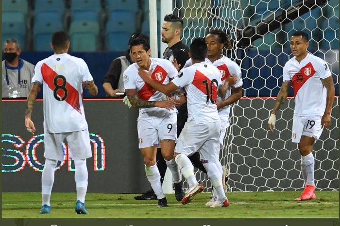 Peru, merayakan gol Gianluca Lapadula dalam laga perempat final Copa America 2021 melawan Paraguay, Jumat (2/7/2021) di Goiania.