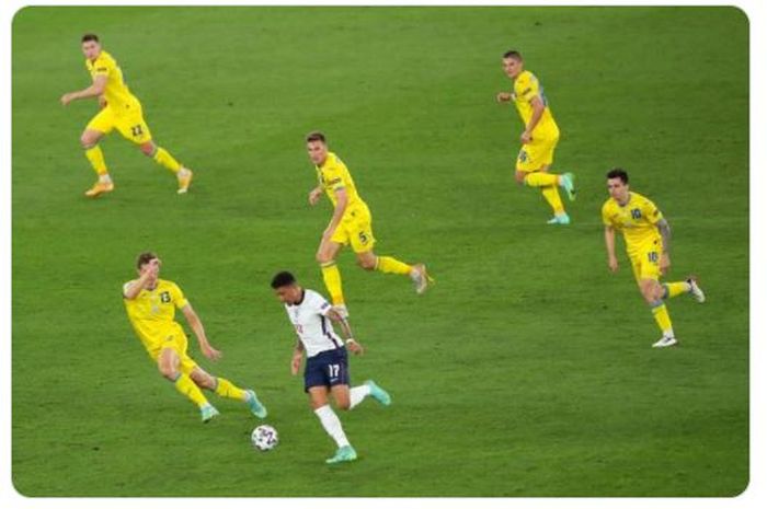 Momen penyerang timnas Inggris, Jadon Sancho (kaus putih), berusaha menggiring bola melewati pemain timnas Ukraina dalam pertandingan perempat final EURO 2020.
