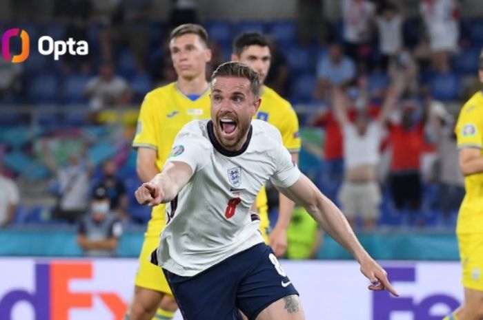 Gelandang Inggris, Jordan Henderson, merayakan gol ke gawang Ukraina di perempat final Euro 2020.