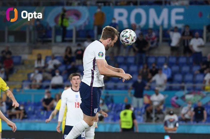 Striker Inggris, Harry Kane, mencetak gol ke gawang Ukraina dalam perempat final EURO 2020.