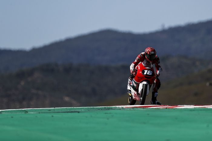 Pembalap Astra Honda Racing Team, Mario Suryo Aji, pada seri Moto3 Junior World Championship Portugal di Sirkuit Algarve.