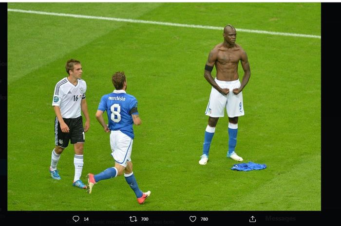 Selebrasi ikonis Mario Balotelli selepas mencetak gol dalam laga Italia vs Jerman di semifinal Piala Eropa 2012.