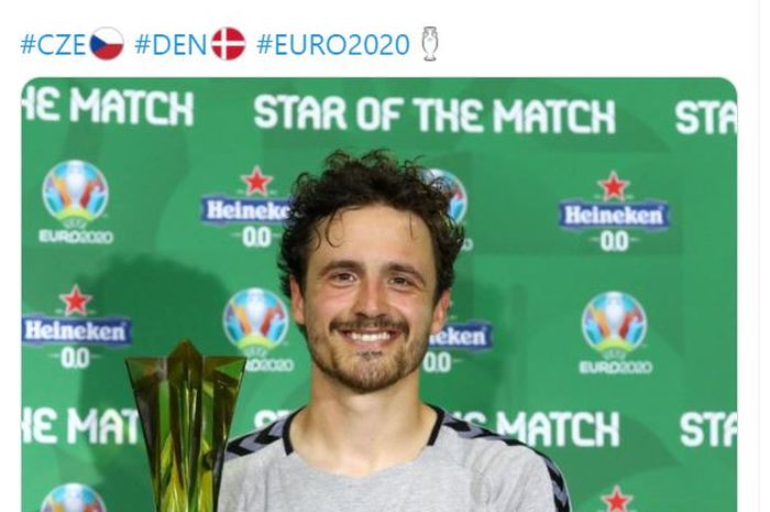 Gelandang timnas Denmark, Thomas Delaney saat menerima penghargaan pemain terbaik di laga Denmark Vs Republik Ceska di babak perempat final EURO 2020.