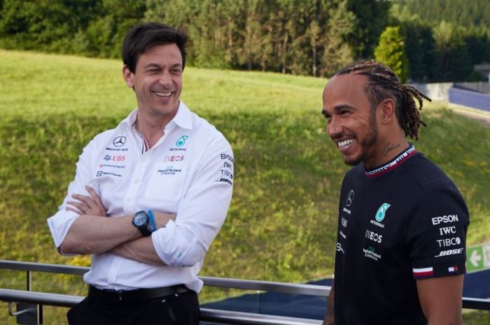 Team Principal Mercedes, Toto Wolff (kiri) dan pembalap Mercedes, Lewis Hamilton (kanan).   Lewis Hamilton resmi bertahan di Mercedes sampai F1 2023. Keputusan Lewis Hamilton tetap mengaspal di Silver Arrow langsung disaksikan Team Principal Mercedes, Toto Wolff. Pengumuman kesepakatan berkolaborasi sampai F1 2023 diresmikan jelang F1 GP Austria 2021.