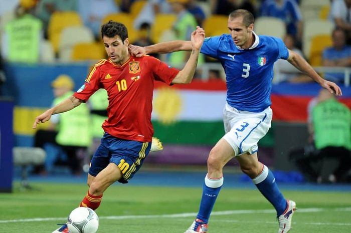 Momen duel Giorgio Chiellini dan Cesc Fabregas pada Euro 2012.