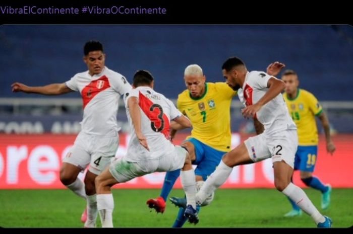 Gelandang timnas Brasil, Lucas Paqueta, tengah dihadang para pemain timnas Peru di laga semifinal Copa America 2021