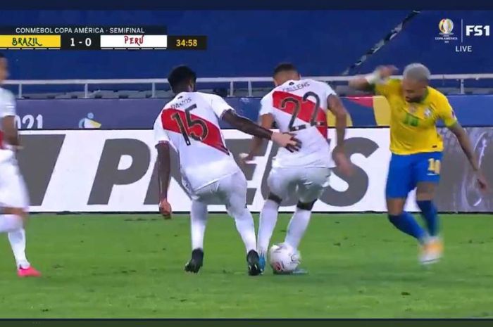 Aksi bintang Brasil, Neymar Jr., ngolongin bola di kaki bek Peru dalam duel semifinal Copa America 2021.