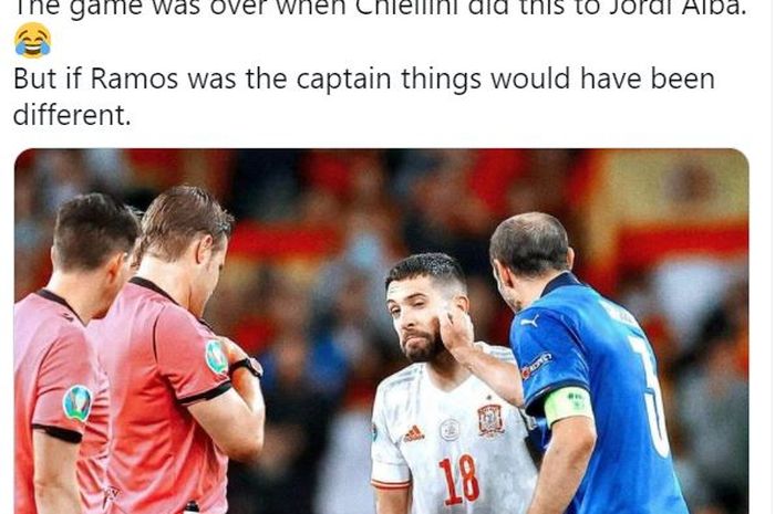 Gestur Giorguio Chiellini kepada Jordi Alba yang disebut memenangkan pertarungan psikologis saat babak adu penalti Italia Vs Spanyol di babak semifinal EURO 2020, Stadion Wembley, Selasa (6/7/2021).