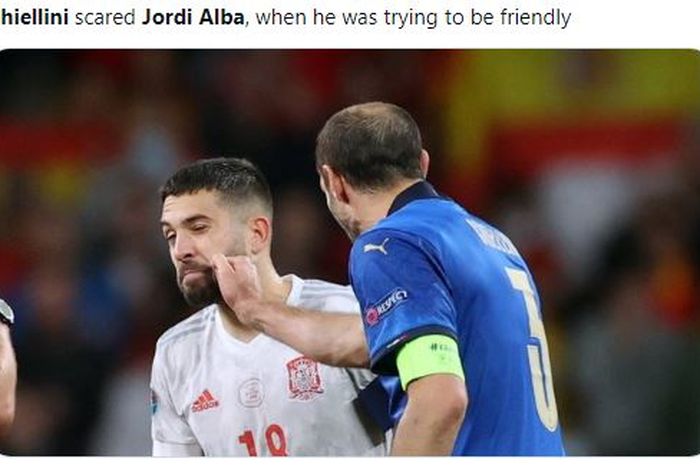 Gestur Giorguio Chiellini kepada Jordi Alba yang disebut memenangkan pertarungan psikologis saat babak adu penalti Italia Vs Spanyol di babak semifinal EURO 2020, Stadion Wembley, Selasa (6/7/2021).