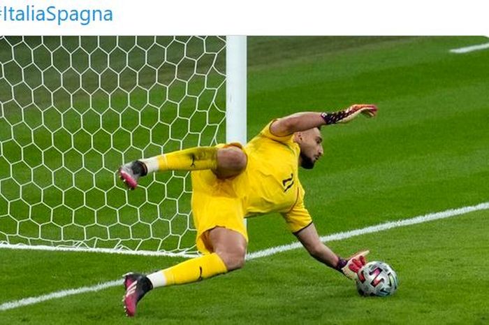 Kiper timnas Italia, Gianluigi Donnarumma, menepis tendangan penalti striker timnas Spanyol, Alvaro Morata, dalam laga semifinal EURO 2020 di Stadion Wembley, Selasa (6/7/2021).