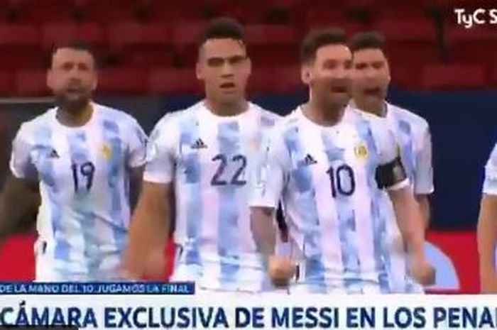 Lionel Messi tertangkap kamera menyindir bek Kolombia yang bermain untuk Everton, Yerry Mina begitu ia gagal eksekusi penalti di semifinal Copa America 2021, Rabu (7/7/2021) pagi WIB.
