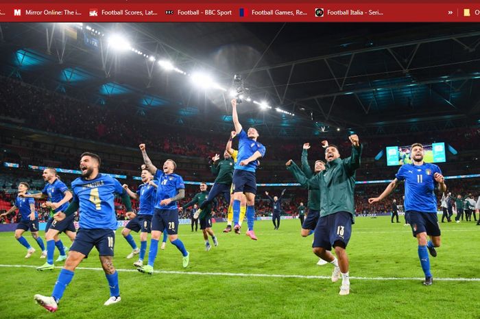 Para pemain timnas Italia merayakan kelolosan mereka ke babak final EURO 2020 usai mengalahkan timnas Spanyol pada babak adu penalti, Selasa (6/7/2021).