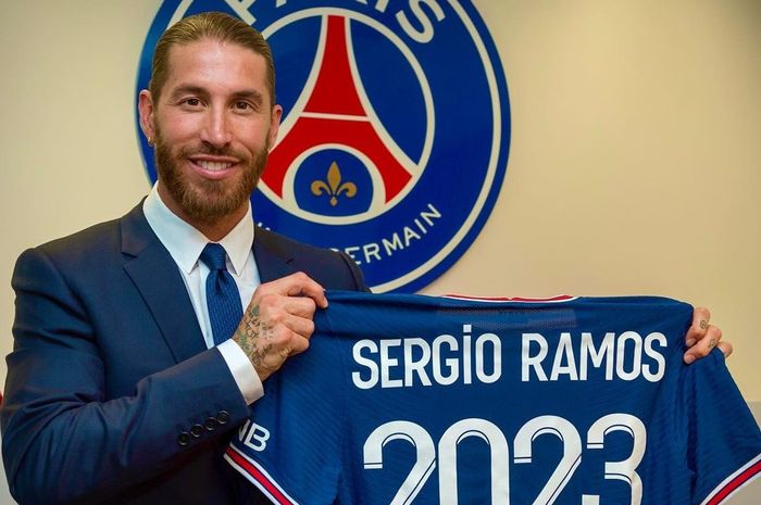 Sergio Ramos resmi berseragam baru bersama klub Prancis, Paris Saint-Germain (PSG).