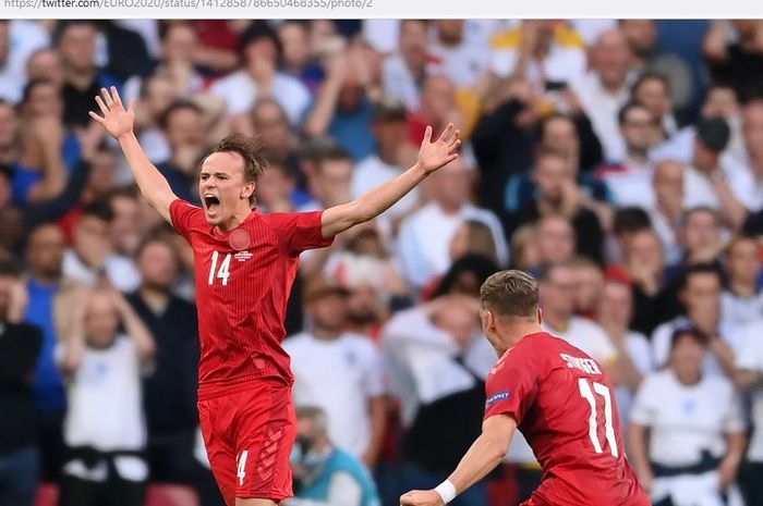 Penyerang timnas Denmark, Mikkel Damsgaard, merayakan gol ke gawang timnas Inggris dalam laga semifinal EURO 2020 di Stadion Wembley, Rabu (7/7/2021).