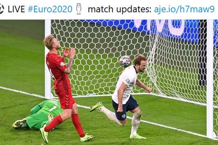 Striker timnas Inggris, Harry Kane, memberikan jawaban usai penalti menit ke-104 di EURO 2020 ditepis kiper timnas Denmark, Kasper Schmeichel.