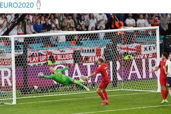 Kiper timnas Denmark, Kasper Schmeichel, melakukan penyelamatan dalam laga semifinal EURO 2020 kontra timnas Inggris di Stadion Wembley, Rabu (7/7/2021).