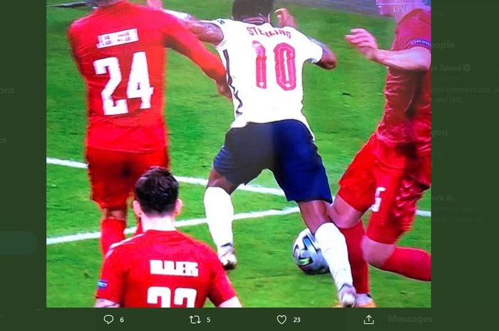 Aksi Raheem Sterling saat dijatuhkan Joakim Maehle di kotak penalti dalam laga Inggris vs Denmark di semifinal Euro 2020.