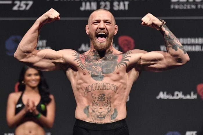 Hadapi Dustin Poirier di UFC 265, Conor McGregor sempat kasih motor ke temannya.