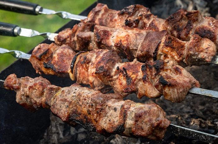 Sering Meniup Makanan yang Panas? Ternyata Bisa Sebabkan Penyakit