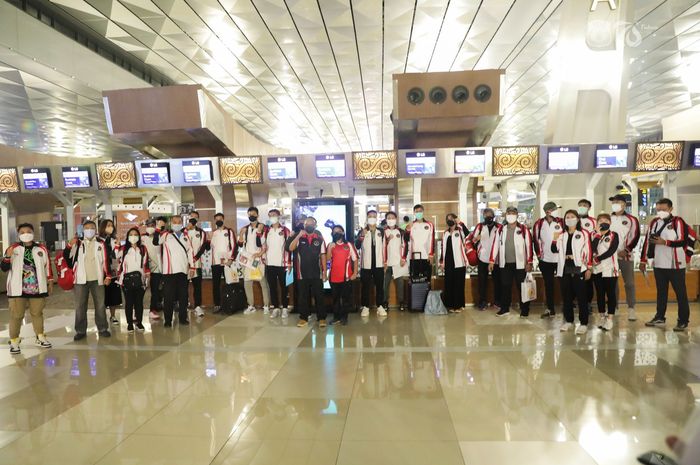 Tim bulu tangkis Indonesia berpose sebelum berangkat ke Jepang jelang Olimpiade Tokyo 2020 di Bandara Soekarno Hatta, Tangerang, Kamis (8/7/2021).