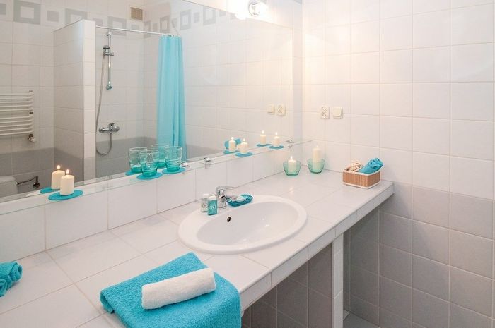 Cermin kamar mandi yang bersih dapat membuat nyaman.