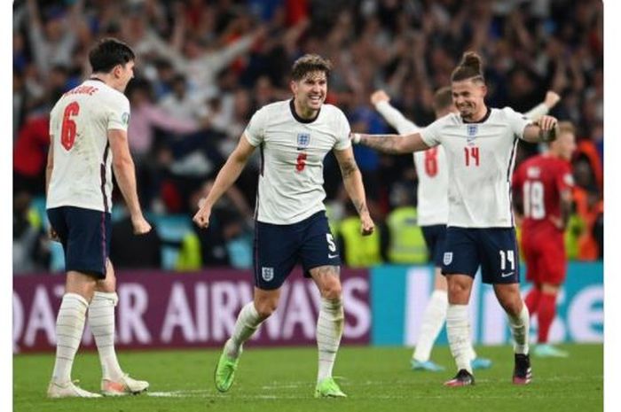 John Stones (tengah) ketika merayakan keberhasilan timnas Inggris menaklukkan timnas Denmark dalam laga semifinal EURO 2020.