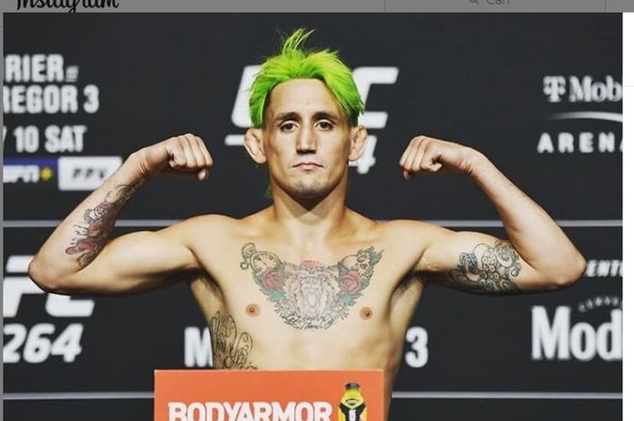 Jagoan debutan kelas bantam UFC Kris Moutinho melakukan sesi timbang berat badan pada UFC 264 (10/7/2021)