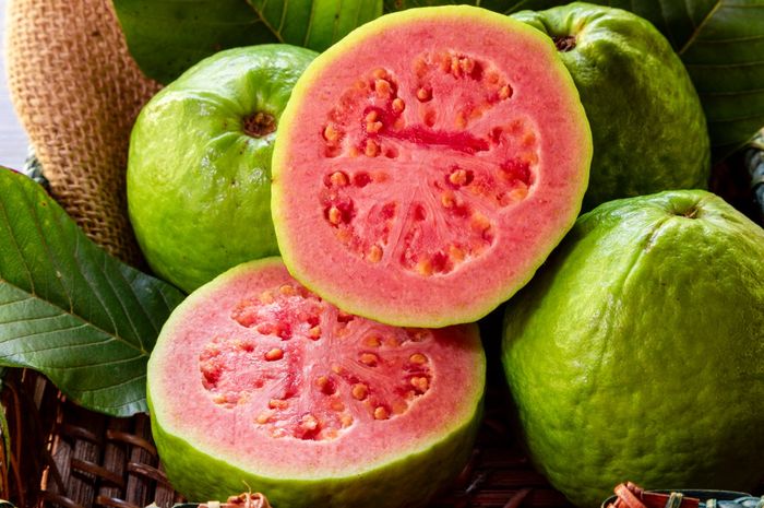 Jambu biji merupakan salah satu makanan dengan kandungan vitamin C tinggi. 