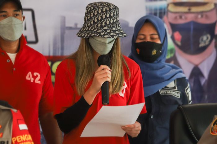 Nia Ramadhani saat dihadirkan di hadapan wartawan di Polres Metro Jakarta Pusat, Sabtu (10/7/2021).