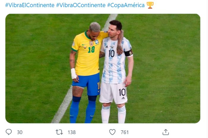 Lionel Messi merangkul Neymar seusai Argentina menang 1-0 atas Brasil dalam final Copa America 2021 di Stadion Maracana, Rio de Janeiro. Bukan cuma gawangnya, celana Neymar pun ikut robek.