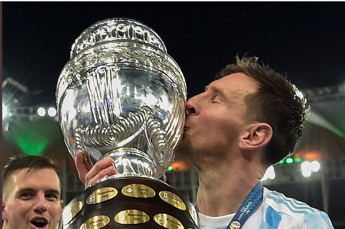 Kapten timnas Argentina, Lionel Messi, mencium trofi Copa America 2021. Messi bisa jadi meraih gelar terakhirnya bersama Argentina di Copa America 2024 sebelum pensiun.